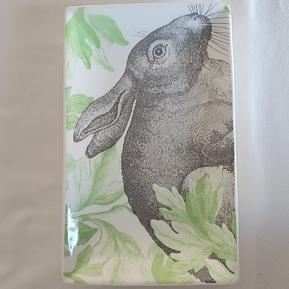 Hors d'oeuvres Rabbit Plate With Green‎ Leaves